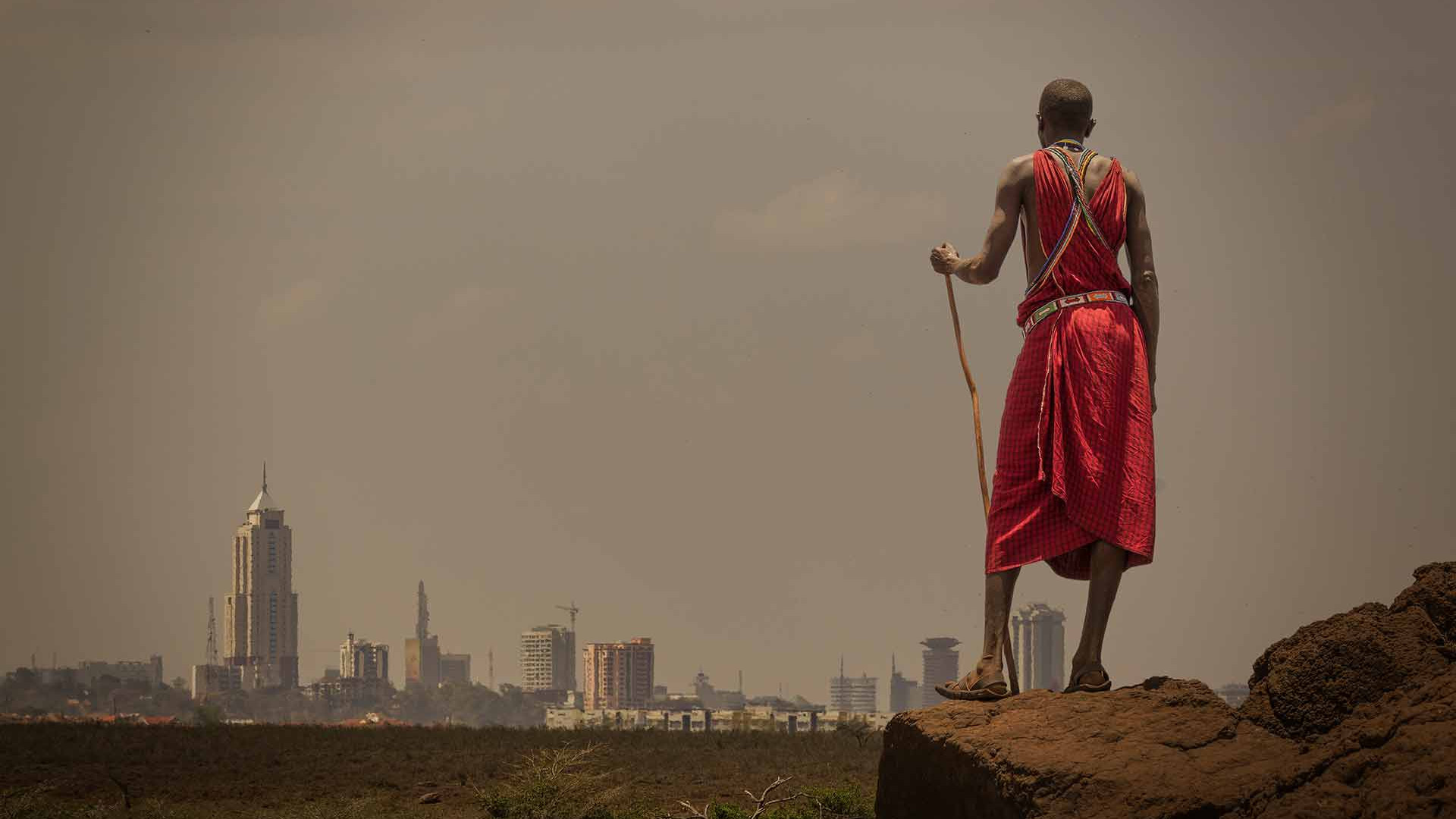 Luxusreise Kenia - Masai Mann schaut auf Nairobi